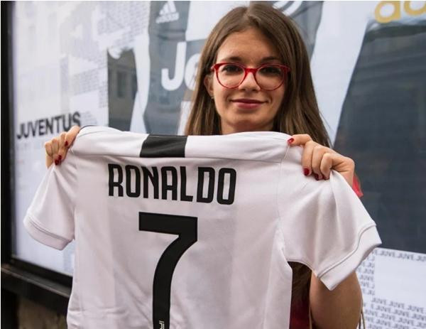 Khi Ronaldo sang Juventus, có thông tin rằng Juve đã bán được nửa triệu chiếc áo Ronaldo 7 chỉ trong một ngày. Ảnh: Splash News.