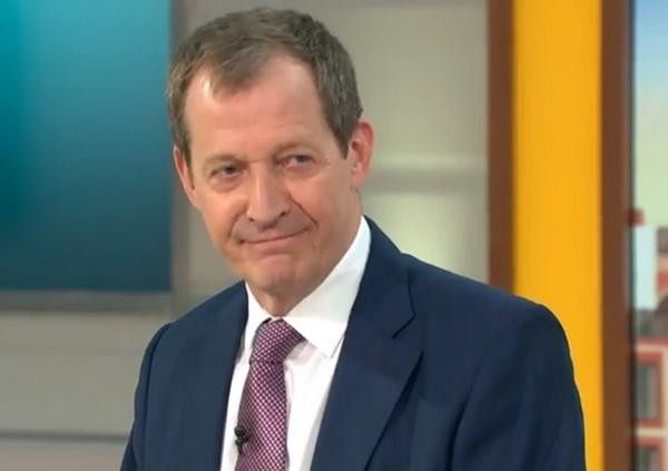 Người dẫn chương trình Alastair Campbell. Ảnh: The Sun.