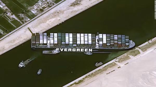 Tàu Ever Given mắc kẹt ở kênh đào Suez. Ảnh: CNN.