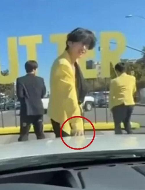 Chạm này... Ảnh: Cher Calvin.