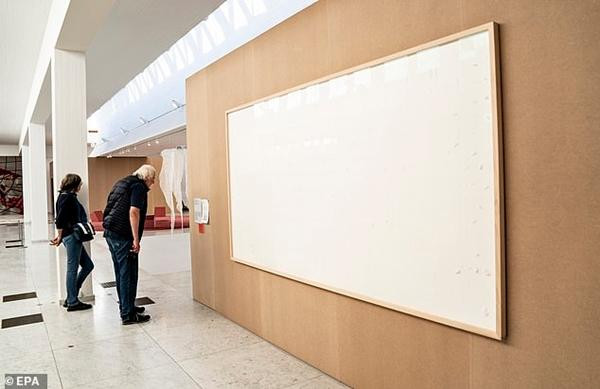 Tác phẩm "Lấy hết tiền và chạy" của nghệ sĩ Haaning đang được trưng bày ở viện bảo tàng. Ảnh: EPA. Tác phẩm "Lấy hết tiền và chạy" của nghệ sĩ Haaning đang được trưng bày ở viện bảo tàng. Ảnh: EPA.