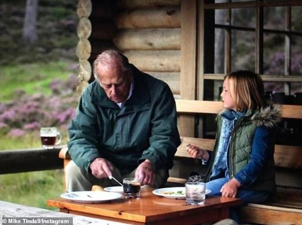 Hoàng thân Philip ngồi ăn ngoài trời với chắt của mình. Ảnh: Kate Middleton. Hoàng thân Philip ngồi ăn ngoài trời với chắt của mình. Ảnh: Kate Middleton.
