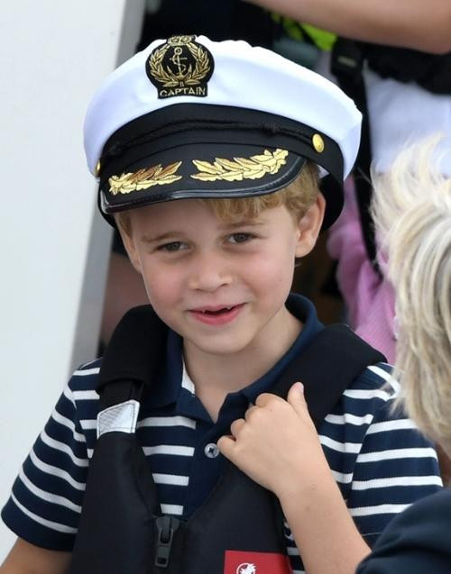 Hoàng tử George được mẹ cho mặc áo phông có giá 160.000đ một đôi. Ảnh: Getty. Hoàng tử George được mẹ cho mặc áo phông có giá 160.000đ một đôi. Ảnh: Getty.