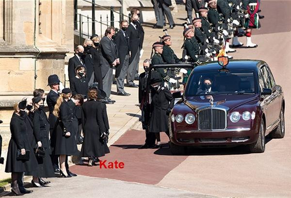 Kate lập tức nhún gối sâu khi thấy Nữ hoàng rời xe ô tô. Ảnh: Getty Images.