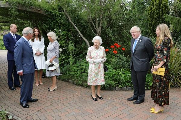 Các thành viên của Hoàng gia Anh trò chuyện với vợ chồng Thủ tướng Anh. Ảnh: Just Jared. Các thành viên của Hoàng gia Anh trò chuyện với vợ chồng Thủ tướng Anh. Ảnh: Just Jared.