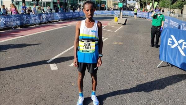 Anh Omar cũng bất ngờ khi biết là mình về nhất cuộc thi bán marathon, dù anh không đăng ký tham gia cuộc thi này. Ảnh: Great Run.