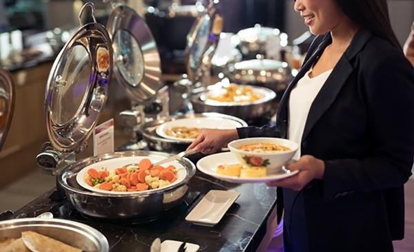 Zou thậm chí có thể ăn uống miễn phí suốt nhiều ngày liền. Ảnh minh họa: Priority Pass. Zou thậm chí có thể ăn uống miễn phí suốt nhiều ngày liền. Ảnh minh họa: Priority Pass.