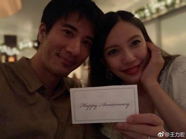 Vương Lực Hoành và Lý Tịnh Lôi nhiều lần thể hiện tình cảm trên mạng xã hội, nhưng cũng đã lâu rồi nam ca sĩ không đăng ảnh vợ (cũ). Ảnh: Weibo. Vương Lực Hoành và Lý Tịnh Lôi nhiều lần thể hiện tình cảm trên mạng xã hội, nhưng cũng đã lâu rồi nam ca sĩ không đăng ảnh vợ (cũ). Ảnh: Weibo.