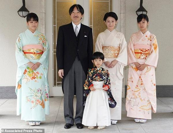 Gia đình Công chúa Mako (Mako, cha mẹ, em gái và em trai). Ảnh: AP.