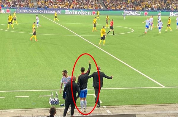 Ronaldo "chỉ đạo" đồng đội. Ảnh: MUFC Scoop. Ronaldo "chỉ đạo" đồng đội. Ảnh: MUFC Scoop.