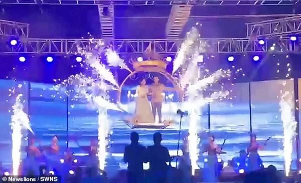 Cô dâu chú rể đứng trên xích đu và được kéo lên cao. Ảnh: Newslions/ SWNS.