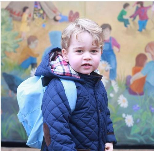 Hoàng tử George - con lớn của Kate và William - trong ngày đầu tiên đi học. Ảnh: Kate Middleton. Hoàng tử George - con lớn của Kate và William - trong ngày đầu tiên đi học. Ảnh: Kate Middleton.