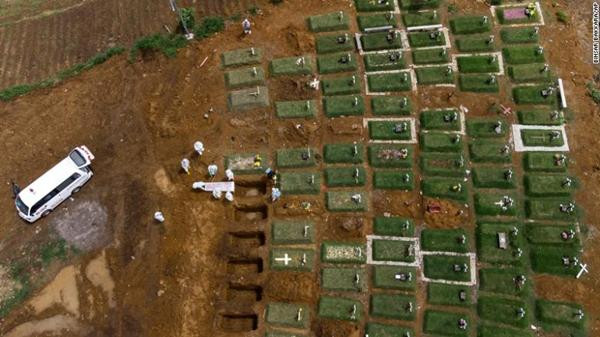 Những bệnh nhân tử vong vì COVID-19 ở Indonesia đang được chôn cất ở Bắc Sumatra (Indonesia). Ảnh: CNN.