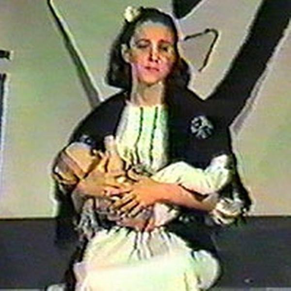 Công nương Kate diễn xuất trong một vở kịch hồi đi học. Ảnh: Mirror.