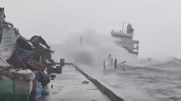 Sóng lớn do ảnh hưởng của bão Surigae. Ảnh: Global News. Sóng lớn do ảnh hưởng của bão Surigae. Ảnh: Global News.