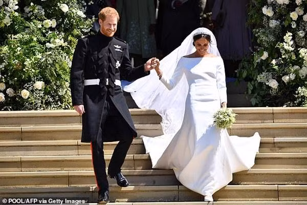 Nhiều fan đã chúc mừng kỷ niệm ngày cưới Harry - Meghan. Ảnh: POOL/ AFP/ Getty Images.