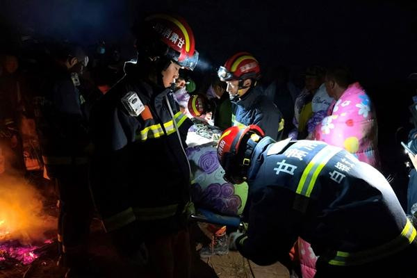 Hơn 1.000 người làm công tác cứu hộ, tìm kiếm và trợ giúp các vận động viên của cuộc chạy marathon chết chóc. Ảnh: Getty. Hơn 1.000 người làm công tác cứu hộ, tìm kiếm và trợ giúp các vận động viên của cuộc chạy marathon chết chóc. Ảnh: Getty.