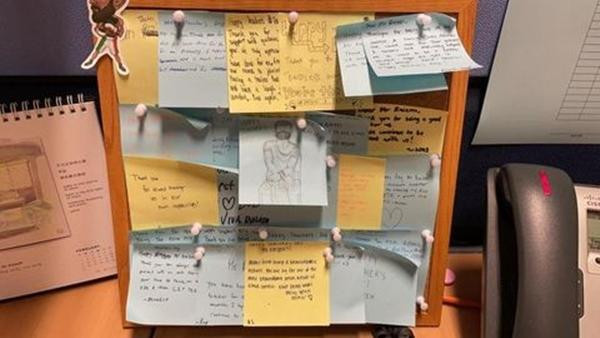 Tấm bảng với những tờ giấy nhắn của sinh viên gửi thầy giáo. Ảnh: Hudzaifah A.J.