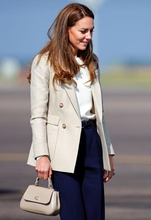 Kate vẫn giữ vóc dáng gọn gàng, dù khuôn mặt tròn trịa hơn một chút. Ảnh: Getty.