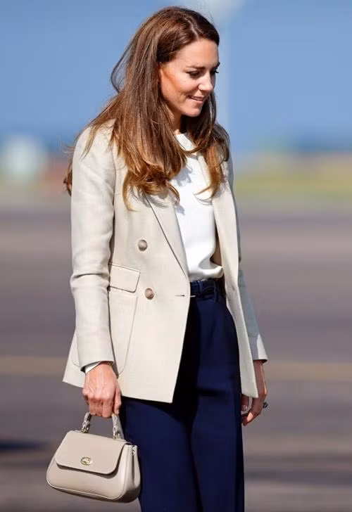 Kate vẫn giữ vóc dáng gọn gàng, dù khuôn mặt tròn trịa hơn một chút. Ảnh: Getty.