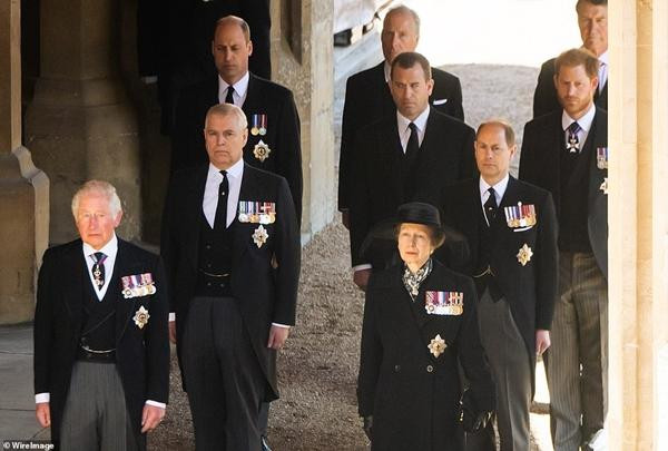 Truyền thông ở Anh viết rằng, trong lần Harry về Anh dự tang lễ Hoàng thân Philip, thì Thái tử Charles cũng gần như không trò chuyện với Harry. Ảnh: Wire Image.