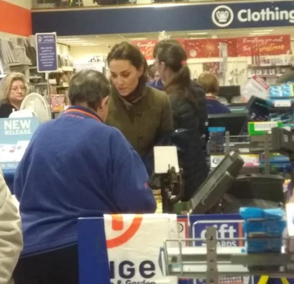 Cũng tranh thủ mua quà tặng giảm giá như mọi người. Ảnh: The Sun. Cũng tranh thủ mua quà tặng giảm giá như mọi người. Ảnh: The Sun.