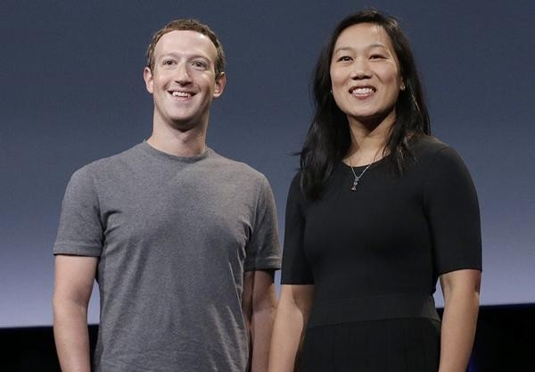 Priscilla Chan (phải), vợ của Mark Zuckerberg, từ xưa đã luôn có phong thái rất tự tin. Ảnh: Getty. Priscilla Chan (phải), vợ của Mark Zuckerberg, từ xưa đã luôn có phong thái rất tự tin. Ảnh: Getty.