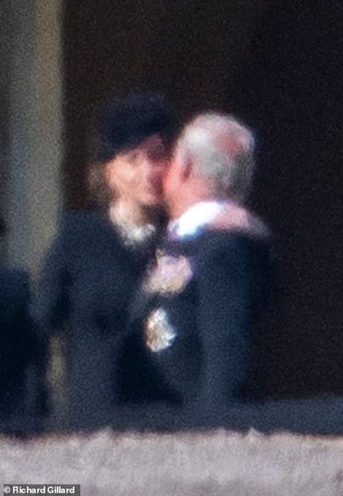 Kate đặt tay lên vai và hôn lên má bố chồng để an ủi trong khi ông đang rất đau lòng. Ảnh: Richard Gillard.