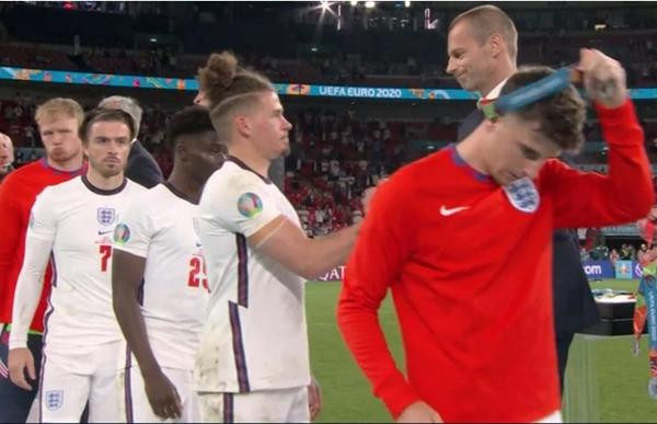 Hành động tháo huy chương này không được người hâm mộ ủng hộ. Ảnh: GMS.