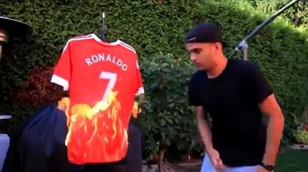 Fan MU đốt áo Ronaldo khi nghe tin huyền thoại của CLB ký hợp đồng với đối thủ truyền kiếp? Ảnh: Twitter. Fan MU đốt áo Ronaldo khi nghe tin huyền thoại của CLB ký hợp đồng với đối thủ truyền kiếp? Ảnh: Twitter.