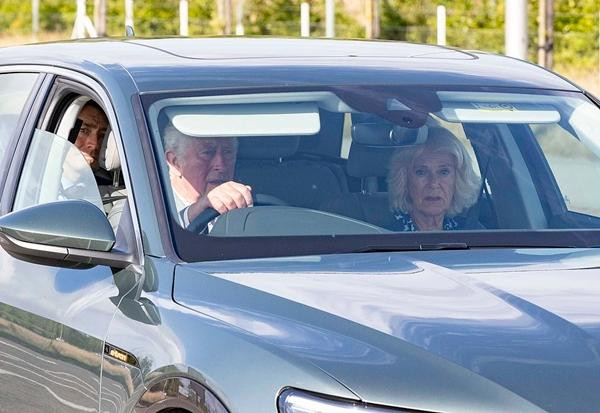 Thái tử Charles và bà Camilla lái xe đến nơi ở ngay gần Balmoral. Ảnh: Mail Online. Thái tử Charles và bà Camilla lái xe đến nơi ở ngay gần Balmoral. Ảnh: Mail Online.