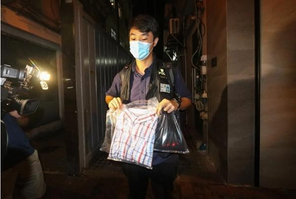 Cảnh sát thu bộ quần áo mà anh sinh viên mặc lúc "phạm tội", tức là lúc rắc muối lên ốc sên. Ảnh: SCMP. Cảnh sát thu bộ quần áo mà anh sinh viên mặc lúc "phạm tội", tức là lúc rắc muối lên ốc sên. Ảnh: SCMP.