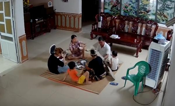 3 cái cánh quạt ở vị trí xen giữa 3 người trong nhà, nên không ai bị thương. Ảnh: YouTube/ ViralHog.