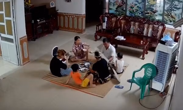 3 cái cánh quạt ở vị trí xen giữa 3 người trong nhà, nên không ai bị thương. Ảnh: YouTube/ ViralHog.