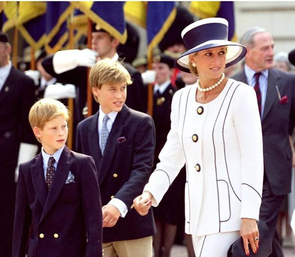 Công nương Diana và hai con trai. Ảnh: Antony Jones/ Julian Parker/ UK Press/ Getty Images.