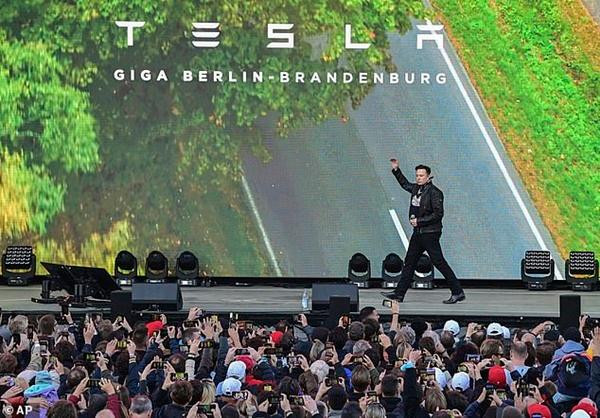 Elon Musk được người hâm mộ chào đón như một ngôi sao khi ông xuất hiện ở Gruenheide (Đức) hôm 9/10. Ảnh: AP. Elon Musk được người hâm mộ chào đón như một ngôi sao khi ông xuất hiện ở Gruenheide (Đức) hôm 9/10. Ảnh: AP.