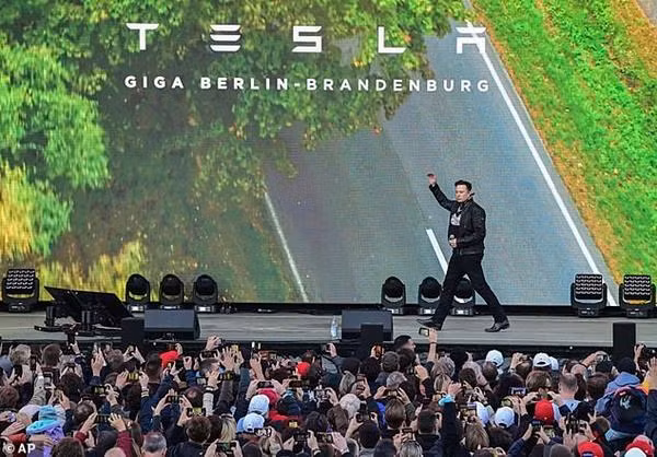 Elon Musk được người hâm mộ chào đón như một ngôi sao khi ông xuất hiện ở Gruenheide (Đức) hôm 9/10. Ảnh: AP.