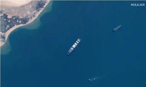 Tàu Ever Given bị buộc phải ở lại Hồ Bitter thuộc khu vực kênh đào, chưa được đi. Ảnh: AP.