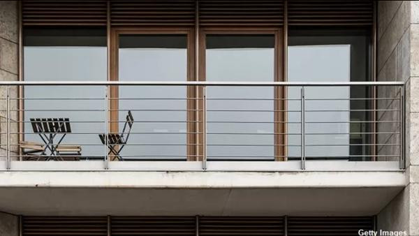 Gia đình Patricia và David làm mọi việc ngoài ban công, cần thiết lắm mới dám chạy vào nhà. Ảnh minh họa: Getty Images. Gia đình Patricia và David làm mọi việc ngoài ban công, cần thiết lắm mới dám chạy vào nhà. Ảnh minh họa: Getty Images.