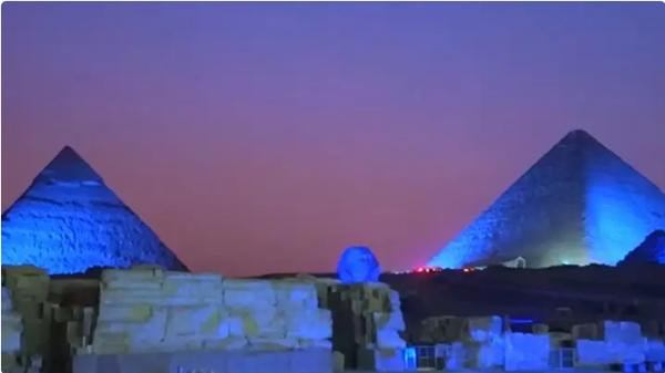 Khi các Kim Tự Tháp được chiếu đèn màu xanh. Ảnh: YouTube.