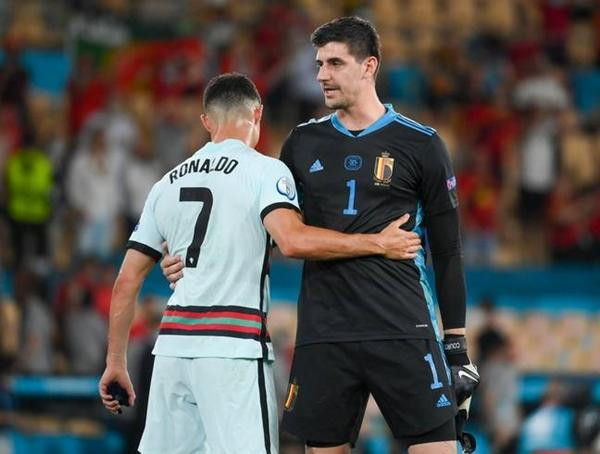 Ronaldo có tinh thần và thái độ tốt khi gặp thủ môn đội tuyển Bỉ sau trận đấu. Ảnh: PA.