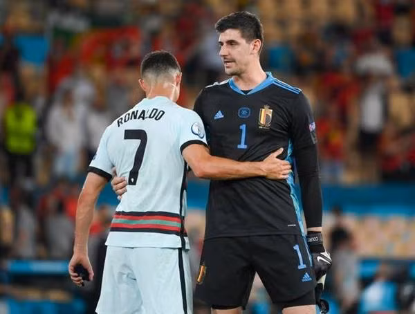 Ronaldo có tinh thần và thái độ tốt khi gặp thủ môn đội tuyển Bỉ sau trận đấu. Ảnh: PA.