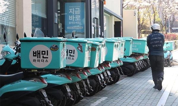 Các xe giao thức ăn với chữ Baemin. Ảnh: Lee Chung-woo. Các xe giao thức ăn với chữ Baemin. Ảnh: Lee Chung-woo.