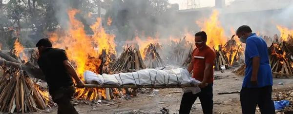 Xác một bệnh nhân tử vong vì COVID-19 được khiêng đi để hỏa táng tập thể ở New Delhi. Ảnh: Anadolu Agency/ Getty Images. Xác một bệnh nhân tử vong vì COVID-19 được khiêng đi để hỏa táng tập thể ở New Delhi. Ảnh: Anadolu Agency/ Getty Images.