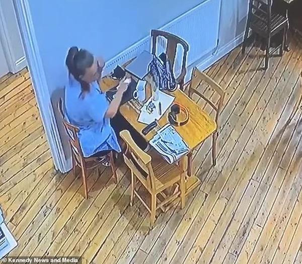 Hayley giật mình khi chiếc ghế tự xê dịch. Ảnh: Kennedy News & Media. Hayley giật mình khi chiếc ghế tự xê dịch. Ảnh: Kennedy News & Media.