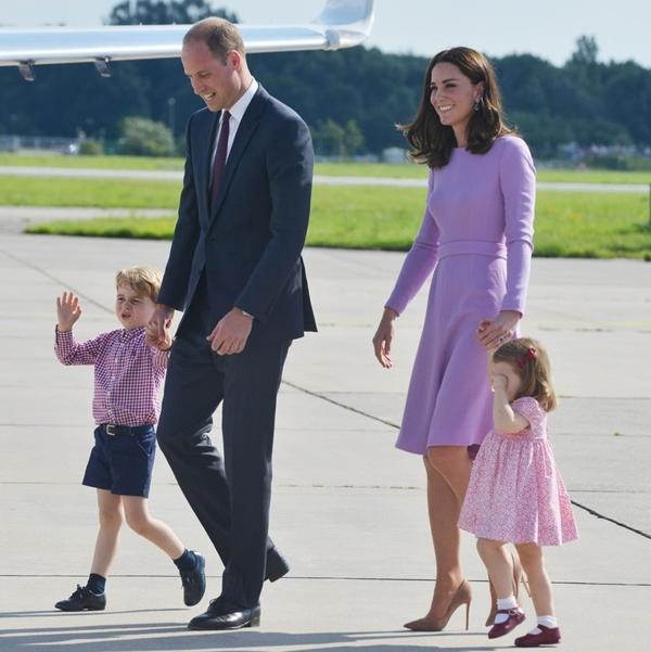 Con gái của William - Kate là Công chúa từ khi sinh ra, còn Kate thì chỉ là Công chúa sau khi cô kết hôn với một Hoàng tử. Ảnh: Pool/ Samir Hussein/ Getty Images.