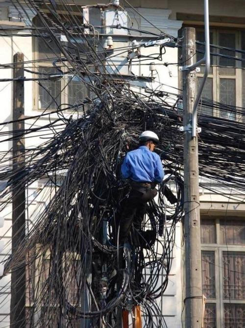 Một bức ảnh hài hước của cư dân mạng, nói rằng đây là Mark Zuckerberg đang cố sửa cả Facebook, Instagram và WhatsApp. Ảnh: Twitter. Một bức ảnh hài hước của cư dân mạng, nói rằng đây là Mark Zuckerberg đang cố sửa cả Facebook, Instagram và WhatsApp. Ảnh: Twitter.