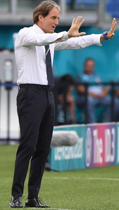 HLV Mancini vẫn giữ được hình thể đẹp và luôn đi những đôi giày rất bóng. Ảnh: GMS. HLV Mancini vẫn giữ được hình thể đẹp và luôn đi những đôi giày rất bóng. Ảnh: GMS.