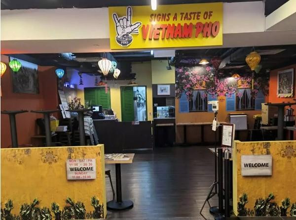 Quán ăn của cặp vợ chồng khiếm thính người Việt ở Singapore. Ảnh: Facebook.