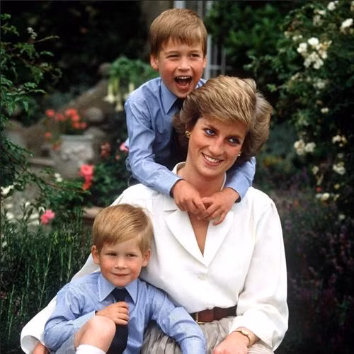 Công nương Diana và hai Hoàng tử khi còn nhỏ. Ảnh: Jayne Fincher/ HBO.